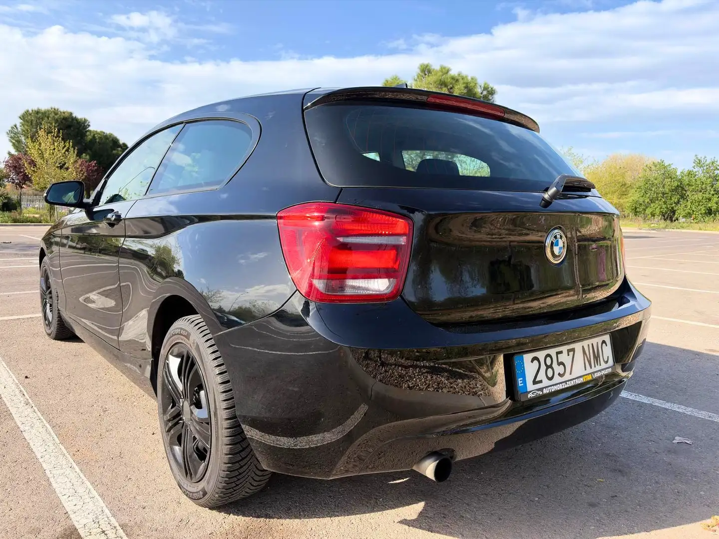 BMW 114 114i Essential Plus Edition Essential Plus Edition Negro - 2
