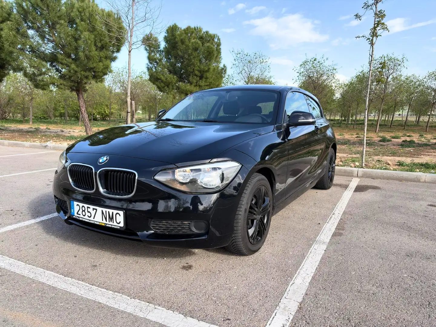 BMW 114 114i Essential Plus Edition Essential Plus Edition Negro - 1