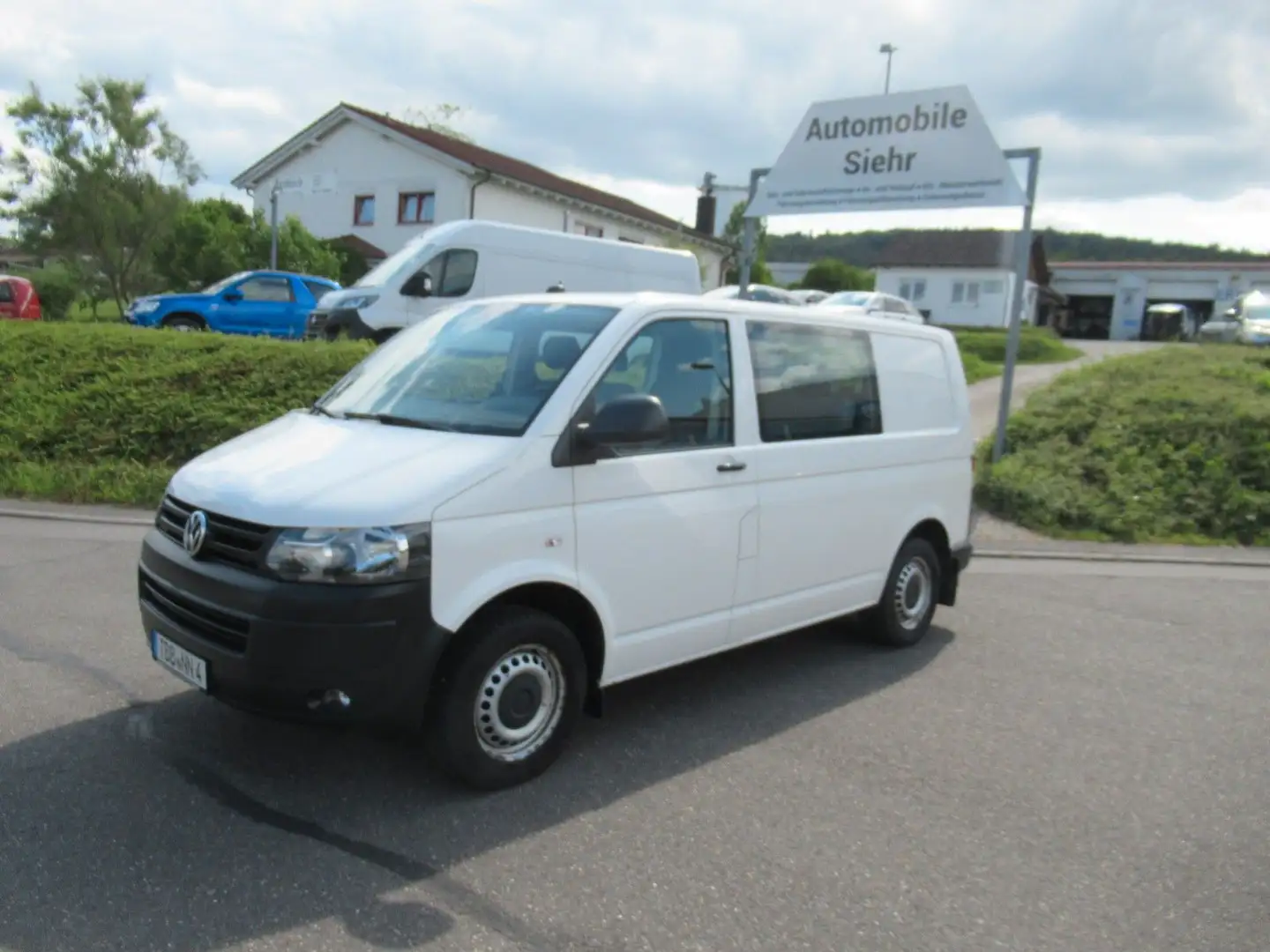 Volkswagen T5 Transporter Kombi 4Motion 9-Sitzer White - 1