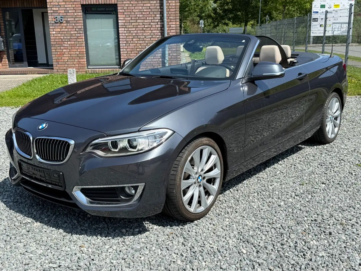 BMW 220 iA Cabrio LUXURY LINE NAVI KEYLESS HIFI LEDER Grau - 1