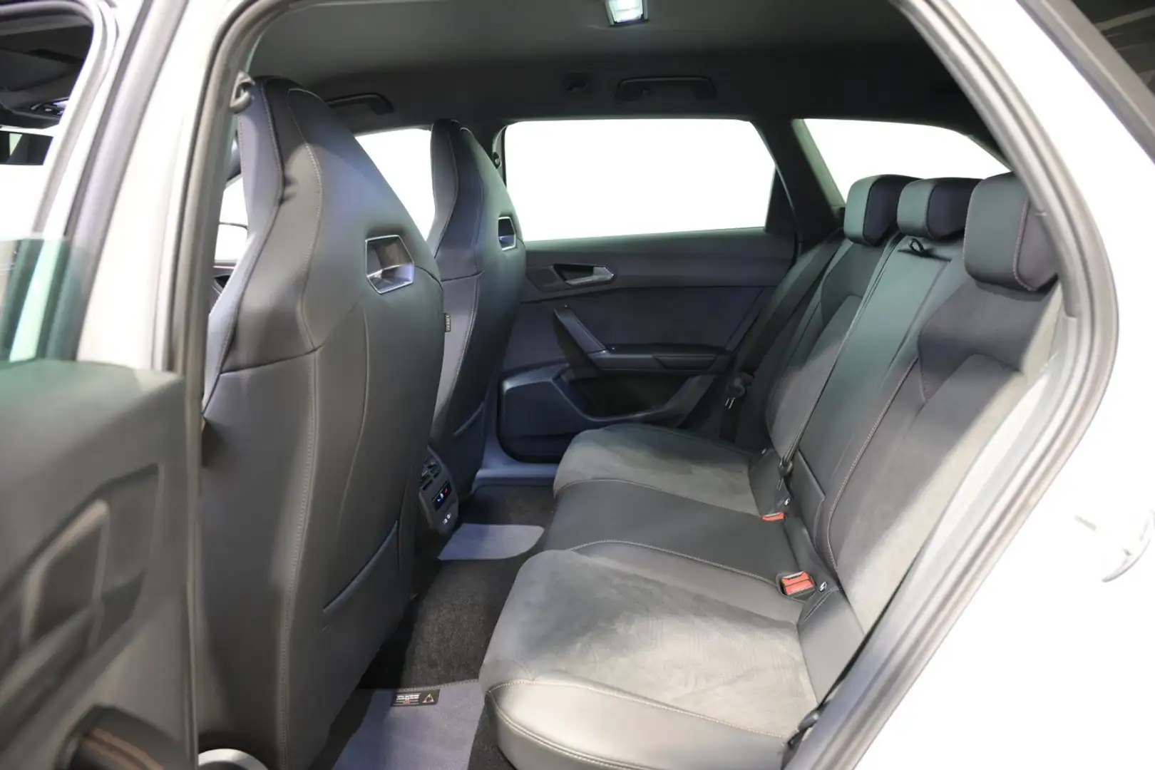 CUPRA Leon 1.5 eTSI DSG Weiß - 2