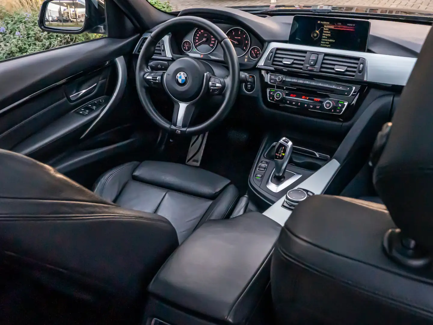 BMW 318 3-serie Touring 318d High Exe M-Sport PANO HUD SHA Zwart - 2