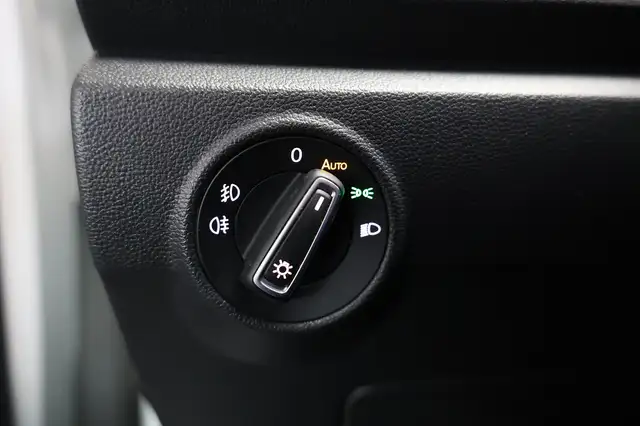 Volkswagen T-Roc view 11