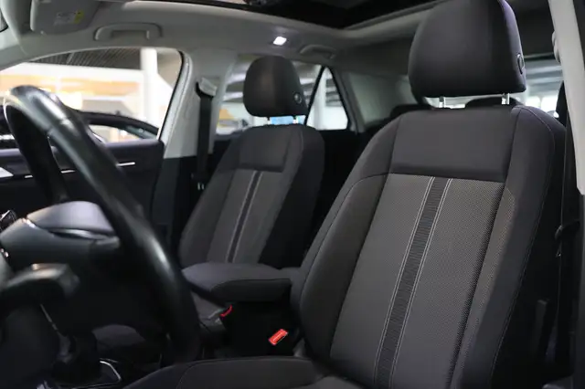 Volkswagen T-Roc view 3