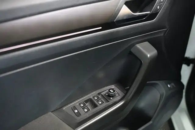 Volkswagen T-Roc view 10