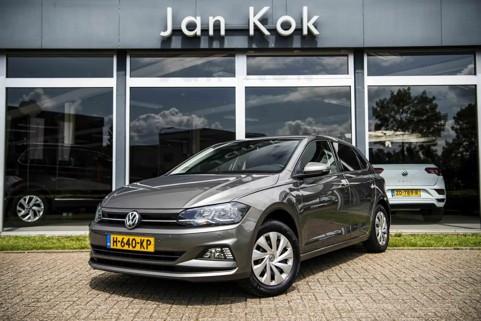 Volkswagen Polo 1.0 TSi 95 pk Comfortline | Parkeersensoren | Nav Grijs - 1
