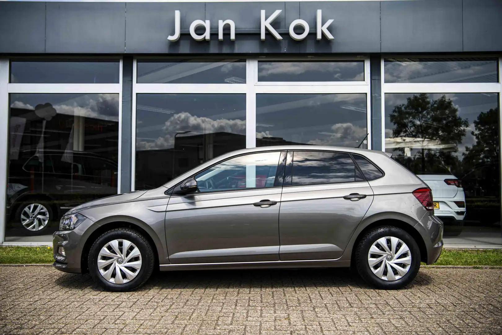 Volkswagen Polo 1.0 TSi 95 pk Comfortline | Parkeersensoren | Nav Grijs - 2