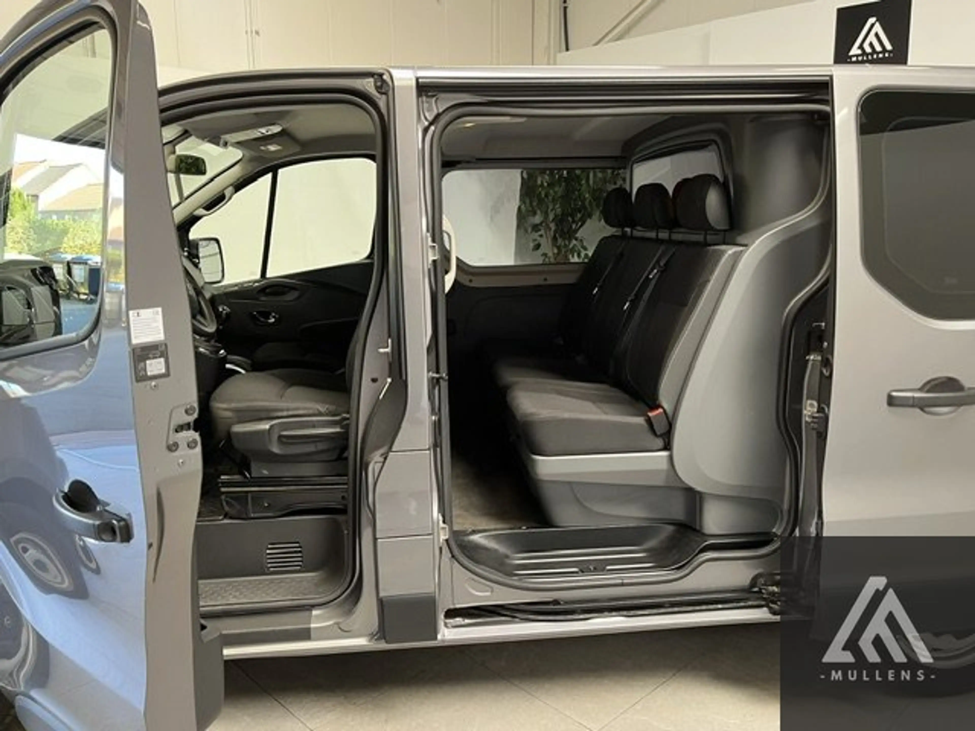 Opel Vivaro GBDC CDTi BiTurbo ecoFLEX Cosmo Edition L1H1 29 — photo 10