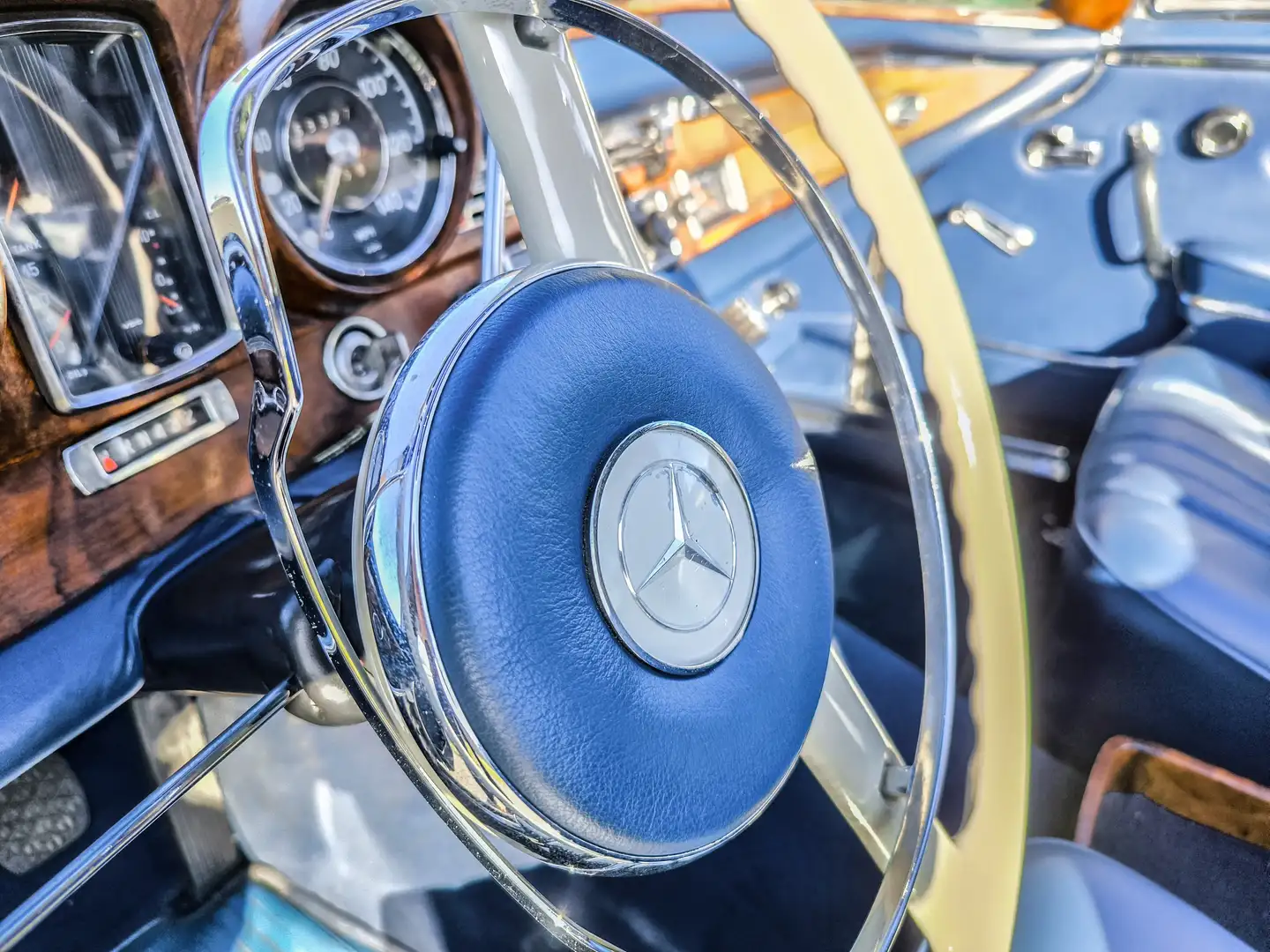 Mercedes-Benz 220 SE/C W111 2.2l Sechszylinder Бежевий - 1