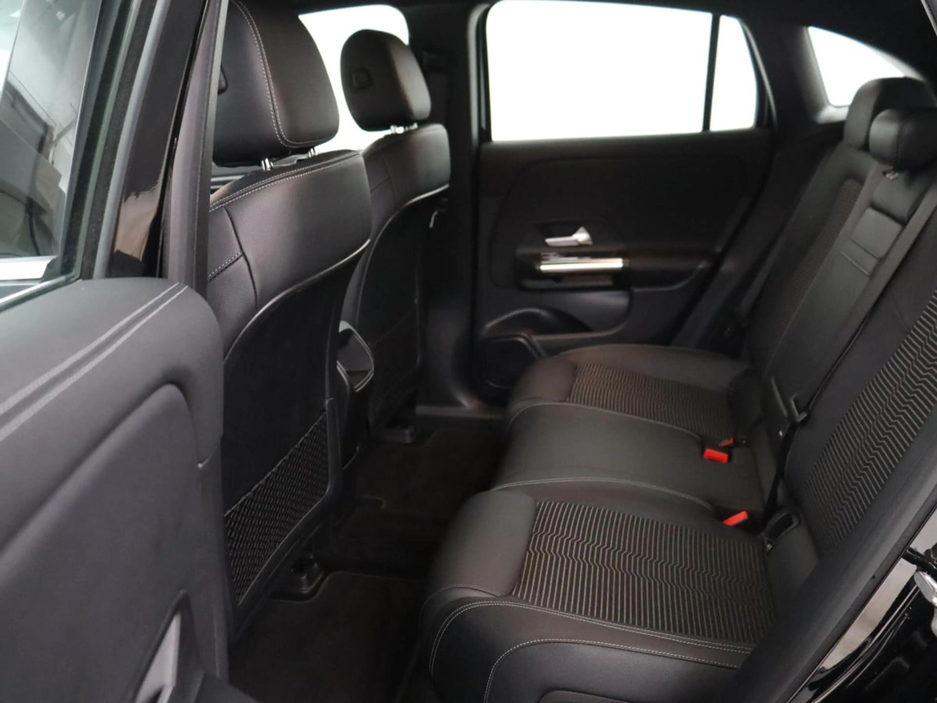 Mercedes-Benz EQA 250 Business Solution Luxury 67 kWh | SOH 95,3% | Half — photo 7
