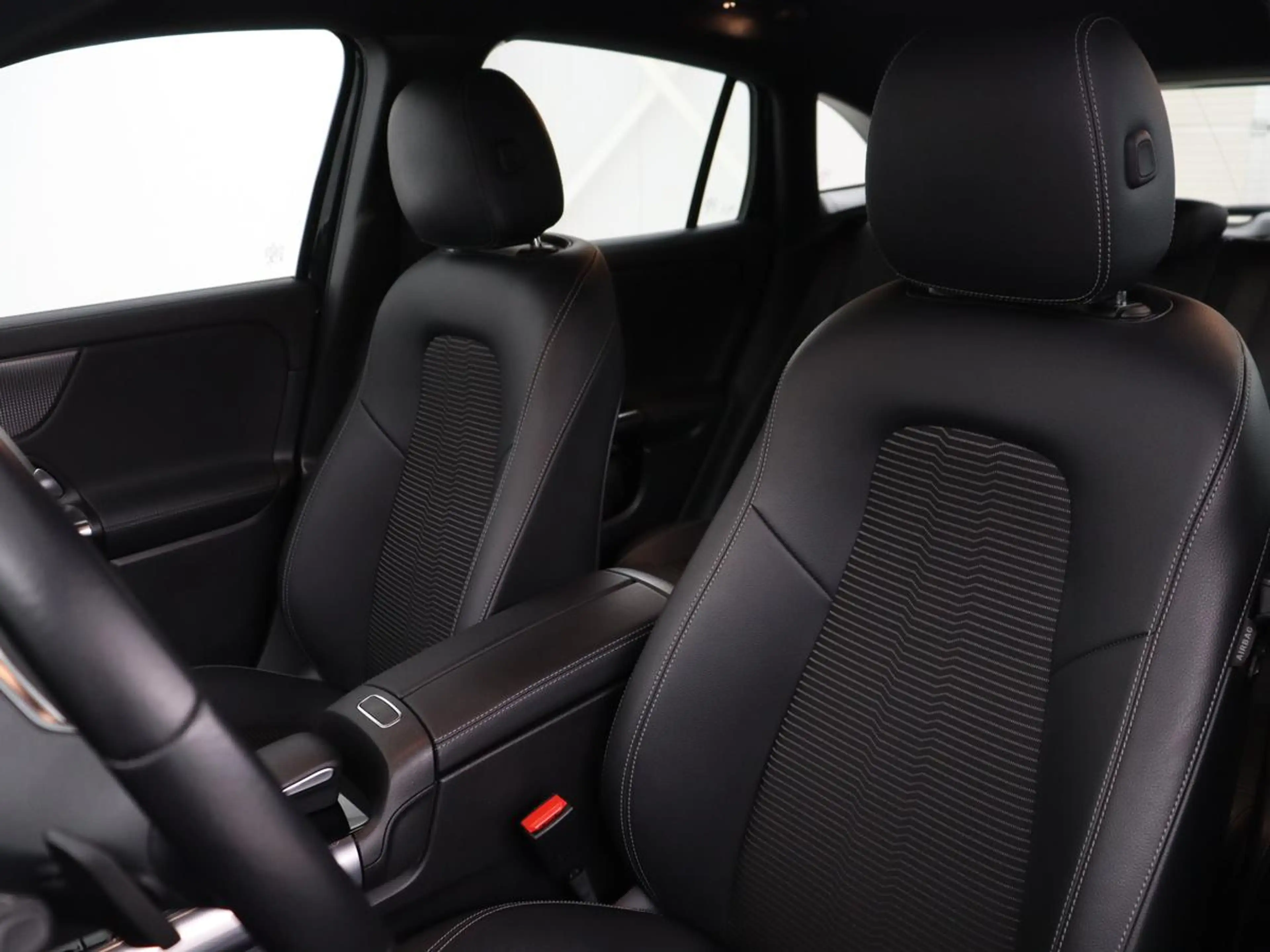 Mercedes-Benz EQA 250 Business Solution Luxury 67 kWh | SOH 95,3% | Half — photo 6