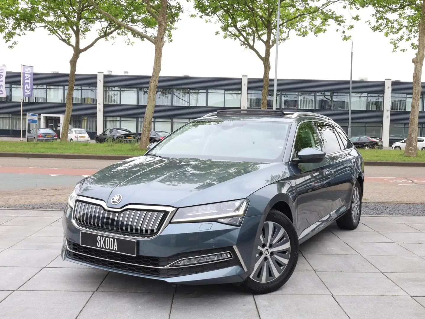Skoda Superb Combi iV 1.4 TSI PHEV 218PK | Panodak | Standkache Gri - 1