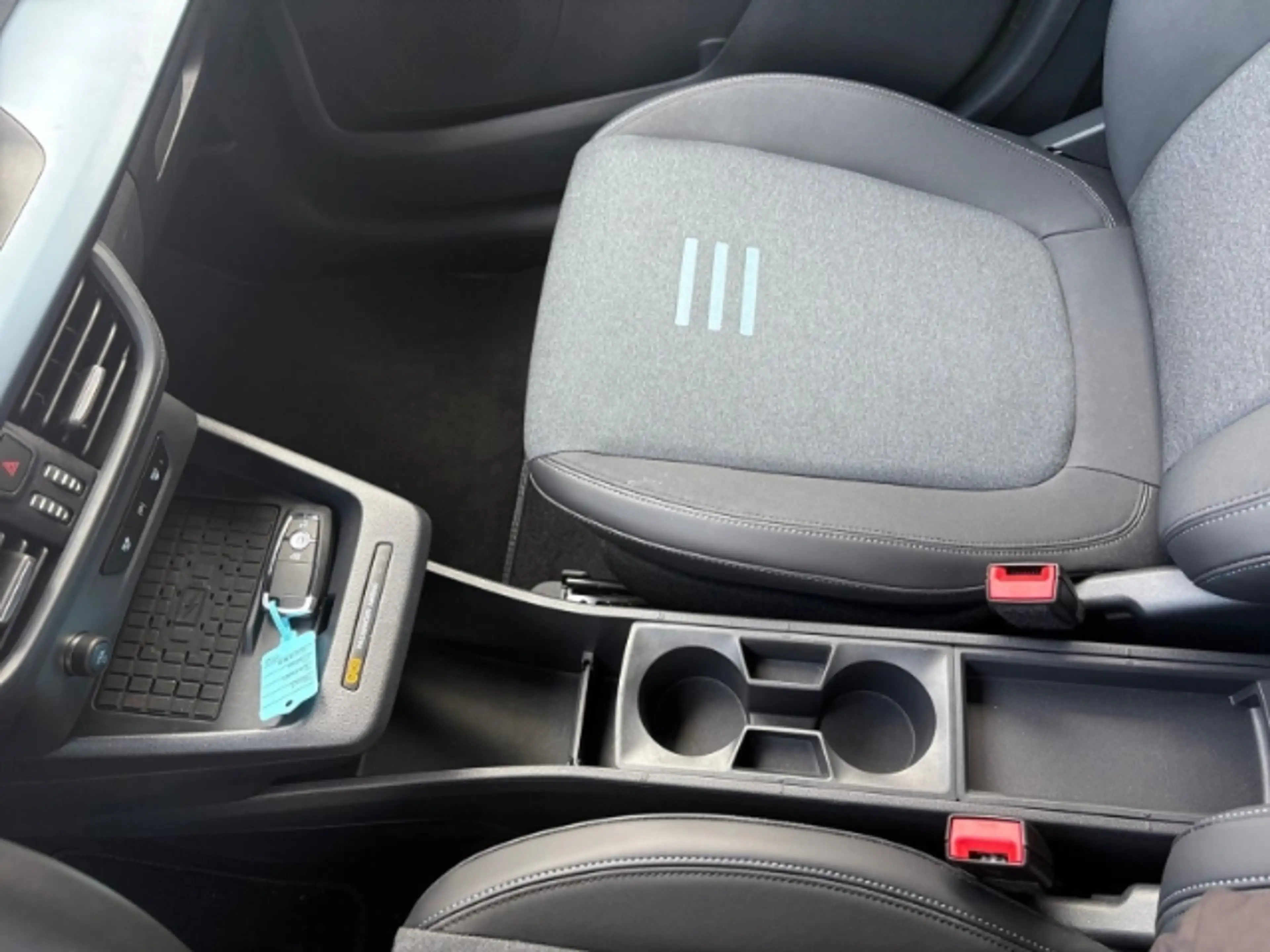 Ford Tourneo Courier BEV Active + Winterpaket 2 + Dach in weiß + Rückfa — photo 22