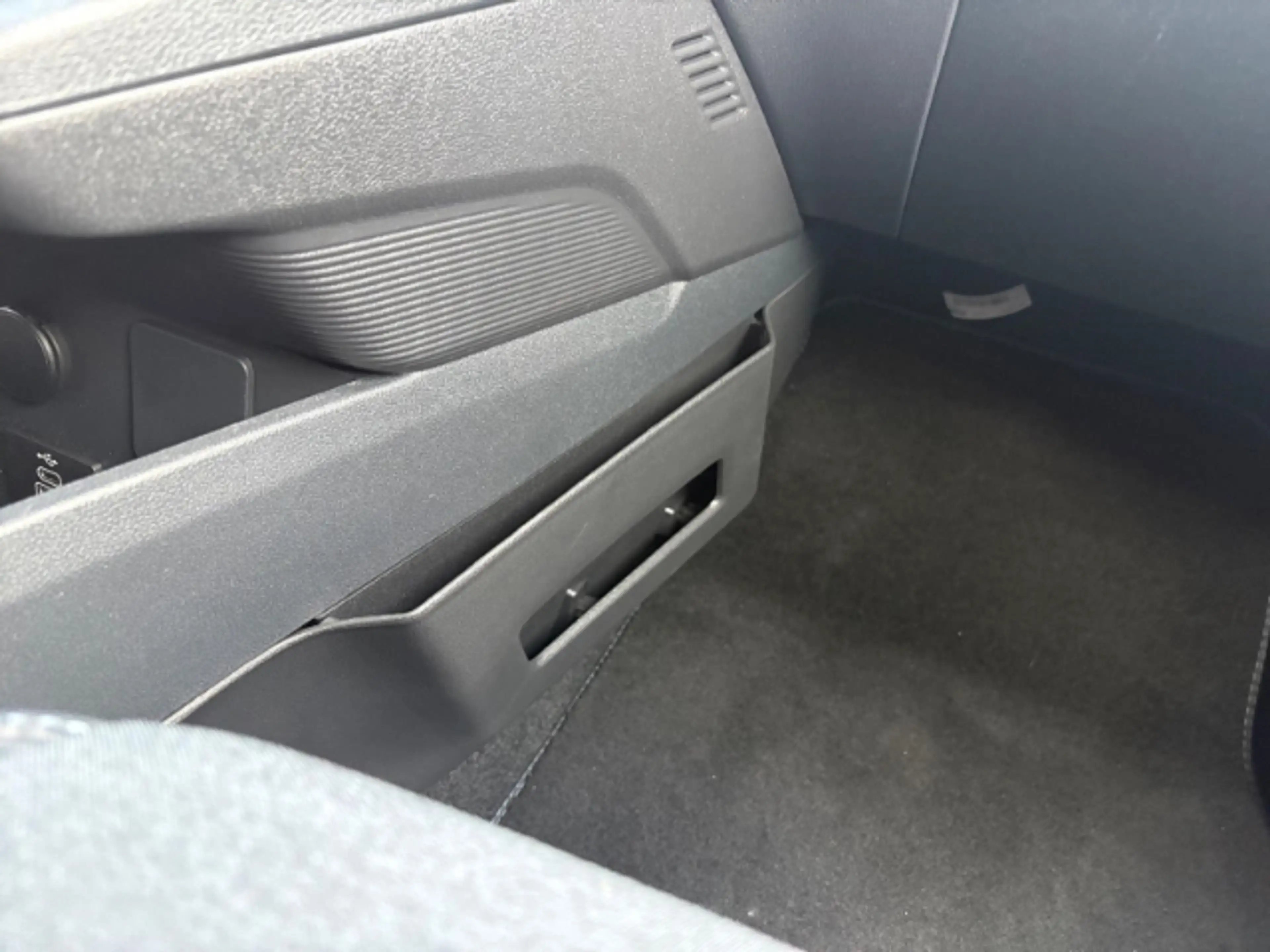 Ford Tourneo Courier BEV Active + Winterpaket 2 + Dach in weiß + Rückfa — photo 25