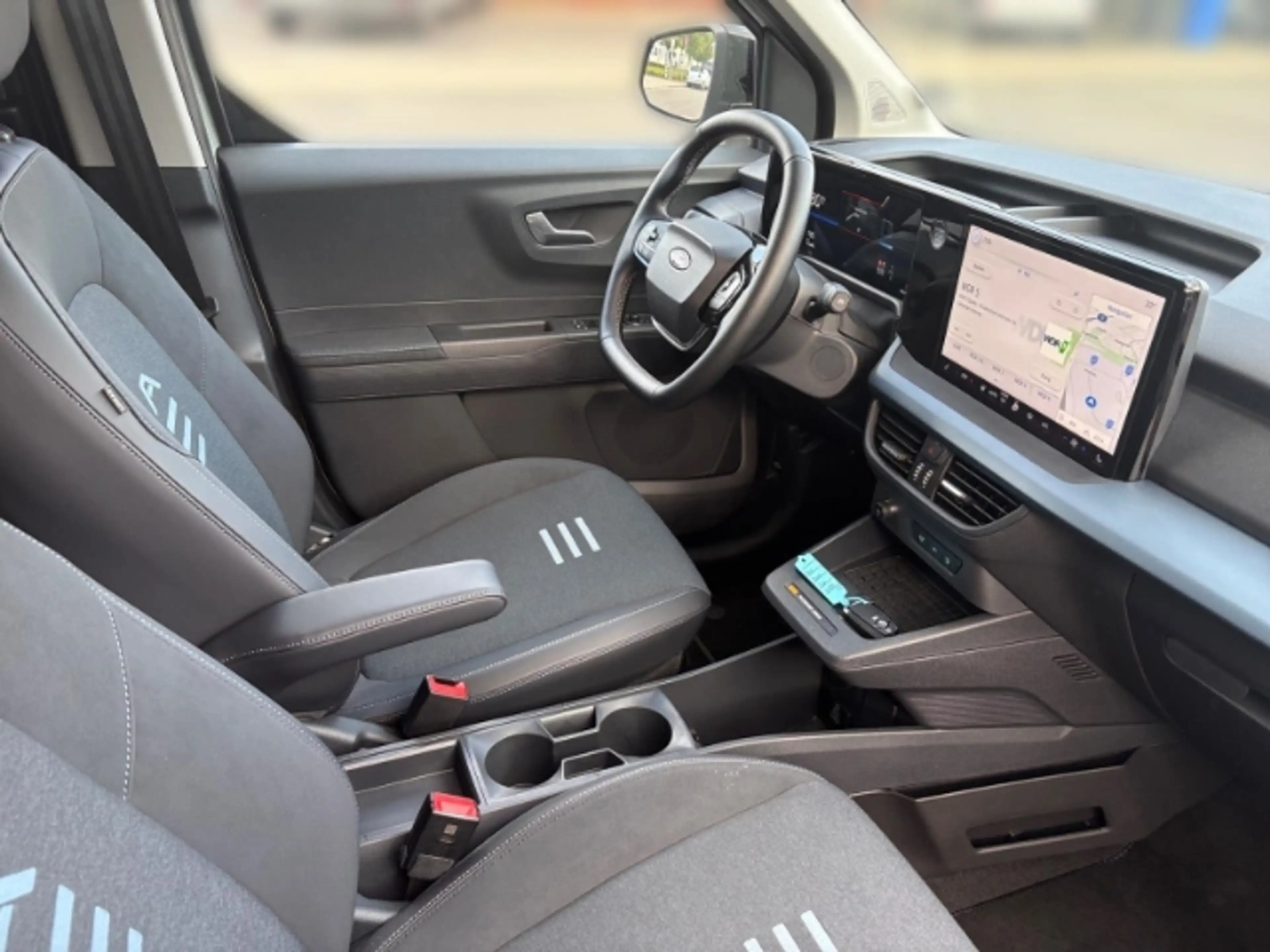 Ford Tourneo Courier BEV Active + Winterpaket 2 + Dach in weiß + Rückfa — photo 15