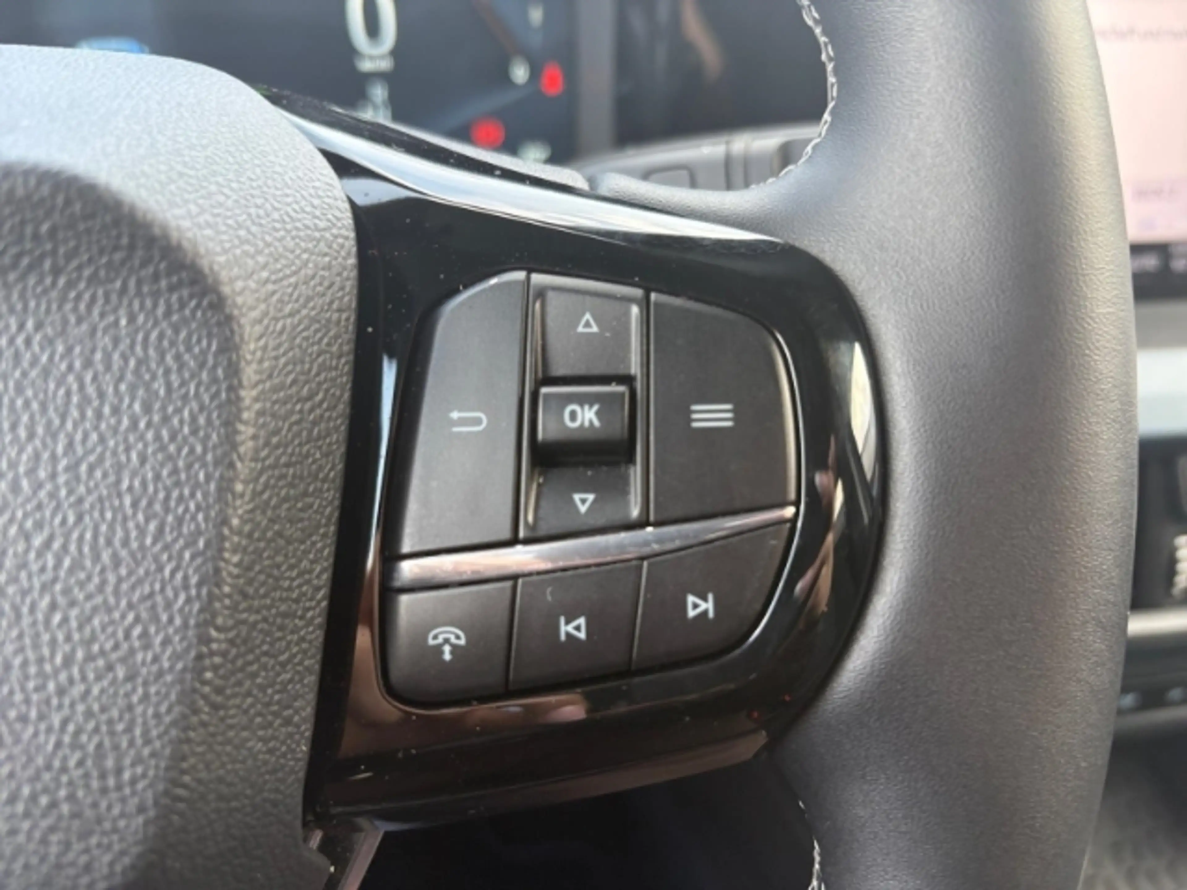 Ford Tourneo Courier BEV Active + Winterpaket 2 + Dach in weiß + Rückfa — photo 19