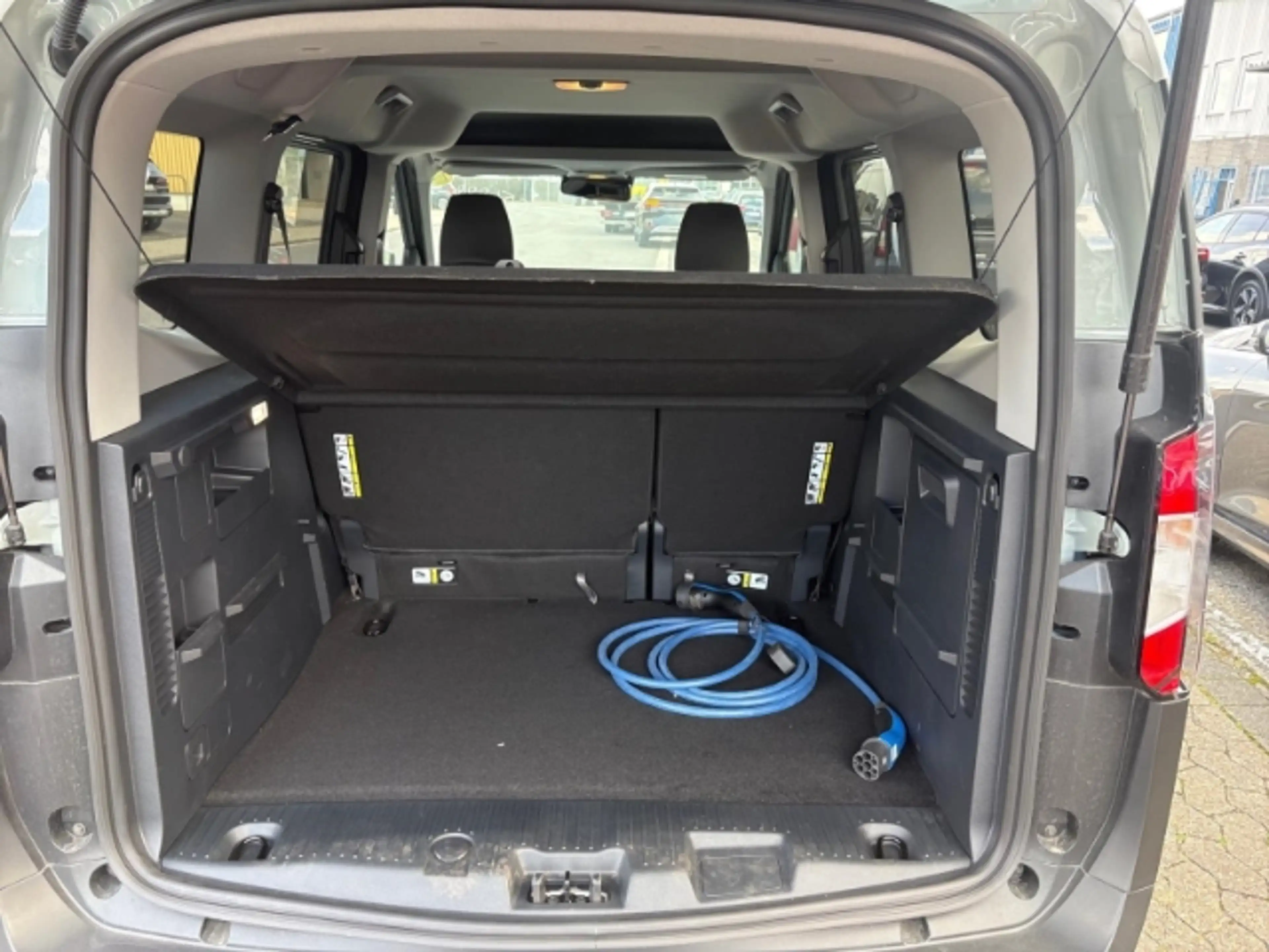 Ford Tourneo Courier BEV Active + Winterpaket 2 + Dach in weiß + Rückfa — photo 13