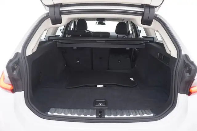 BMW 3 Series view 14
