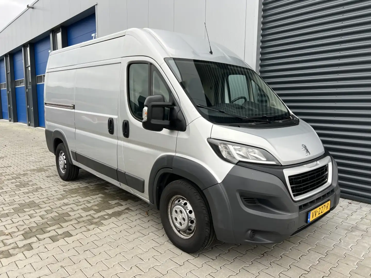 Peugeot Boxer 335 2.2 HDI L2H2 XR Grijs - 2