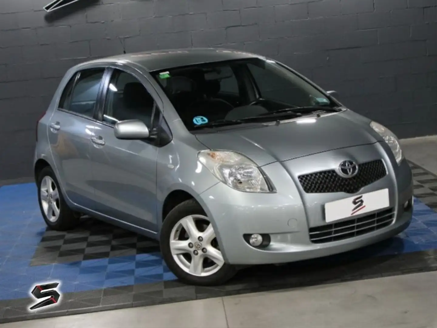 Toyota Yaris 1.3 VVTI Active Gris - 2
