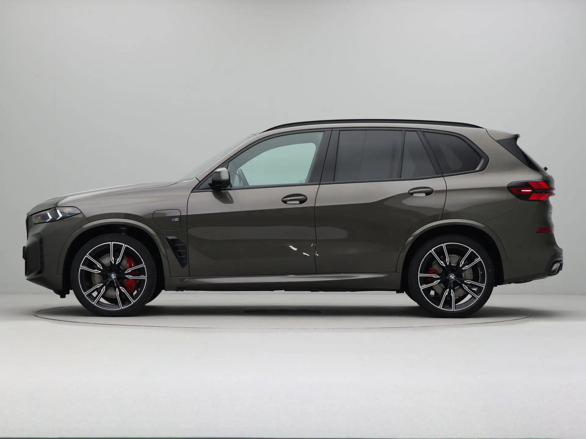 BMW X5 50e 2026 건메탈 사진 8