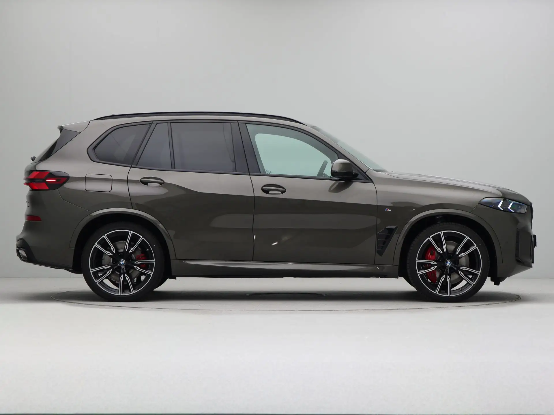 BMW X5 50e 2026 건메탈 사진 4