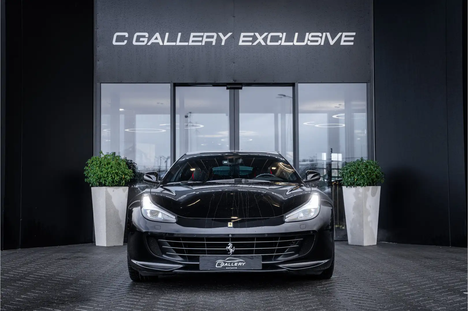 Ferrari GTC4 Lusso T 3.9 V8 - Nero Daytona | Passenger Display | Lift Schwarz - 2