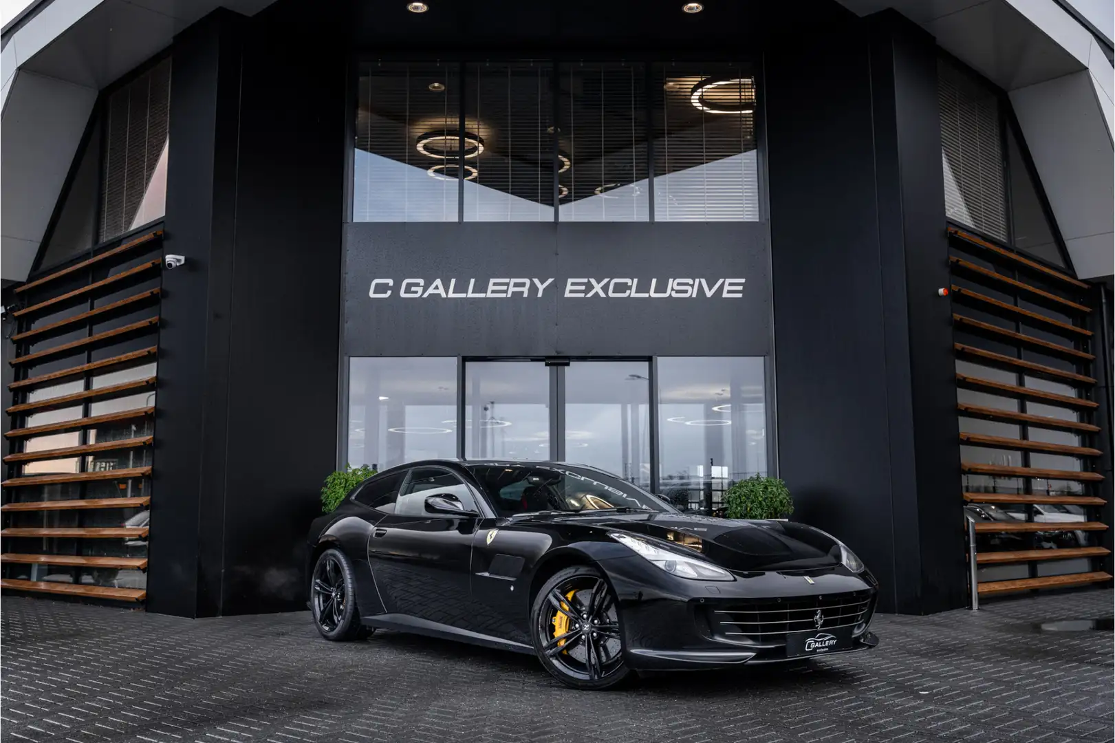 Ferrari GTC4 Lusso T 3.9 V8 - Nero Daytona | Passenger Display | Lift Schwarz - 1