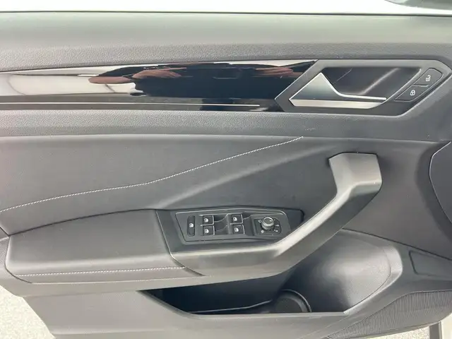 Volkswagen T-Roc view 10