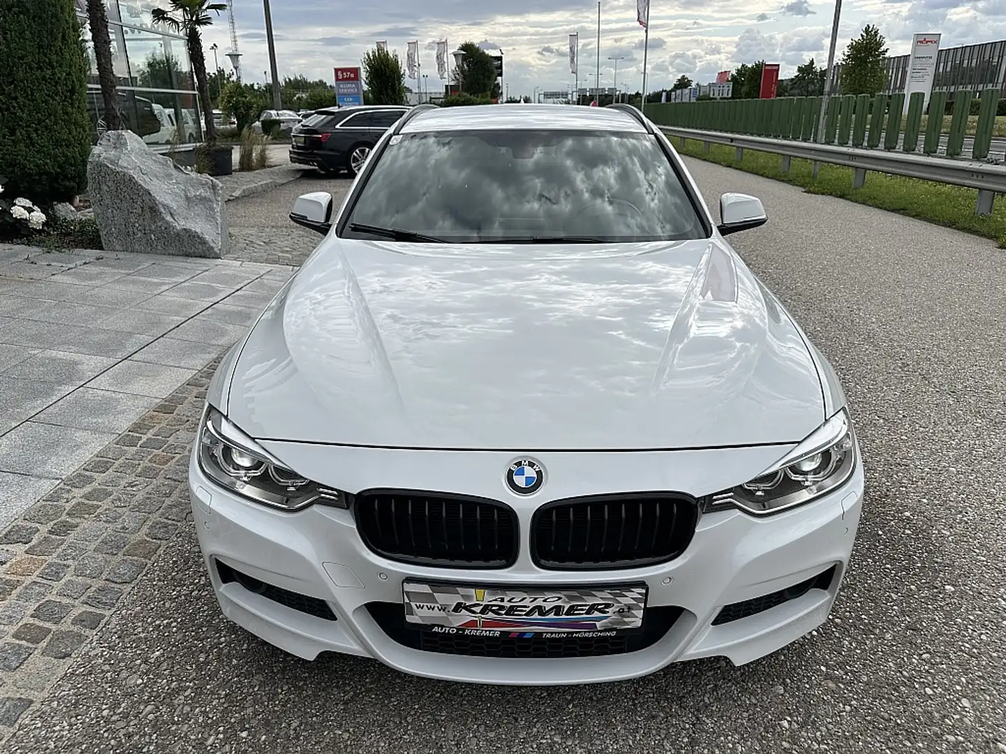 BMW 320 d Touring Aut. M-PAKET/AHK/RFK/SHZ/NAVI/TEMPOMA... Weiß - 2