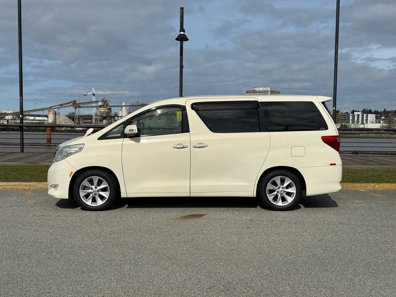 Toyota Alphard снимка Toyota Alphard