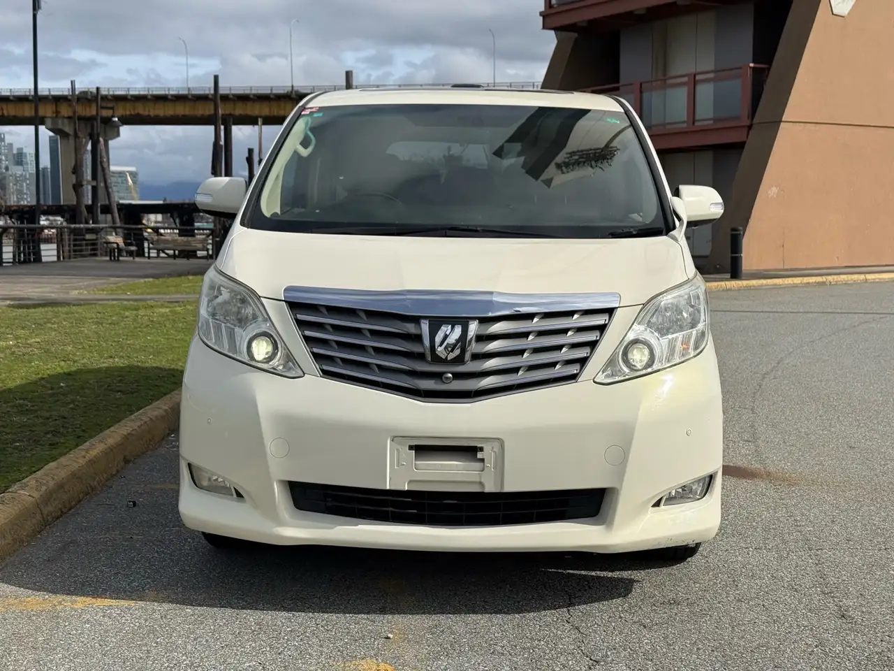 Toyota Alphard снимка Toyota Alphard