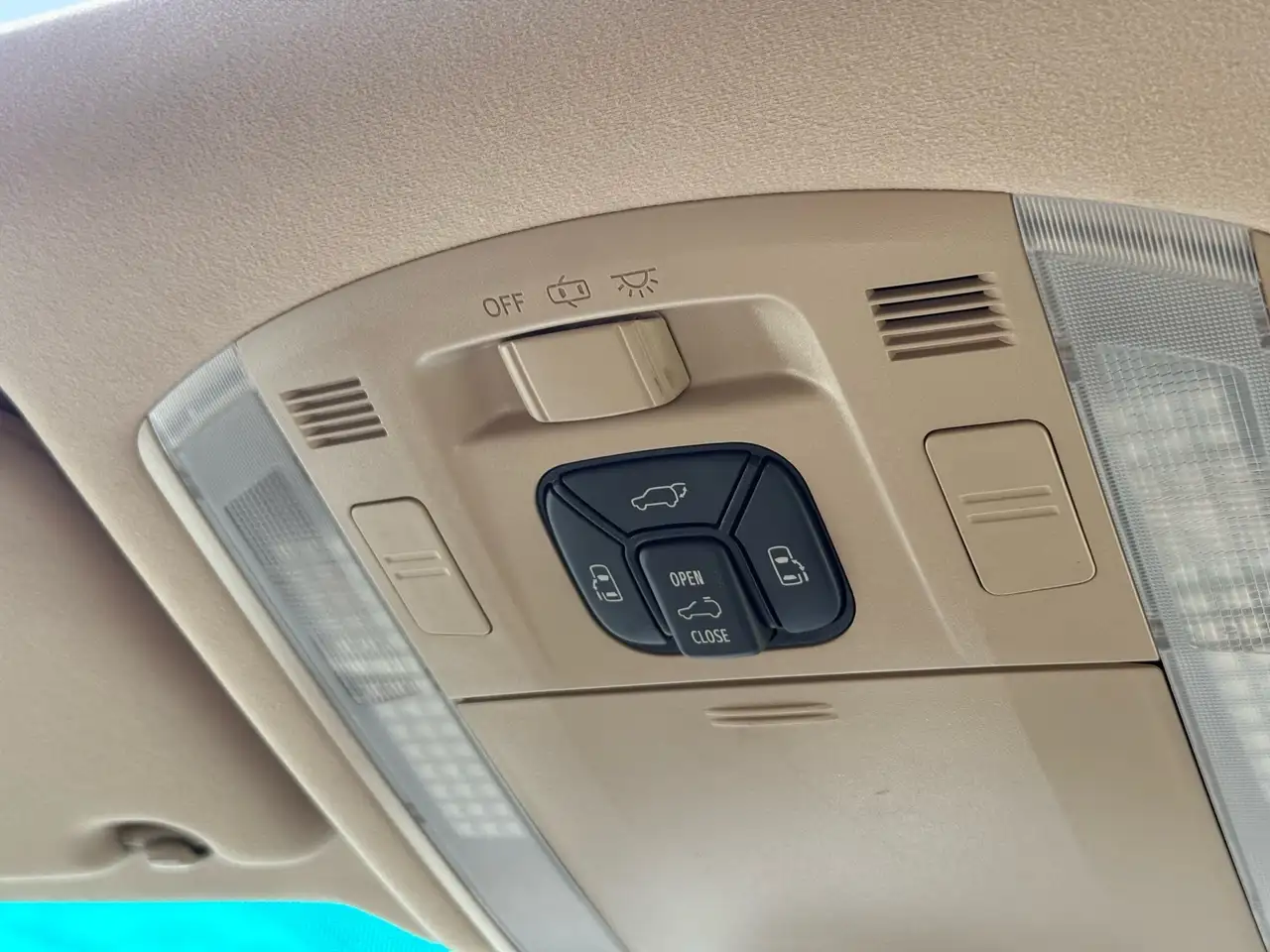 Toyota Alphard снимка Toyota Alphard