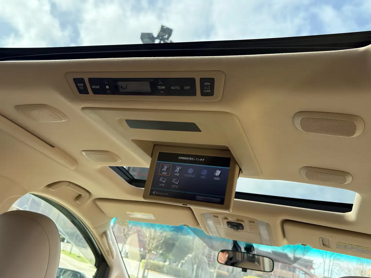 Toyota Alphard снимка Toyota Alphard