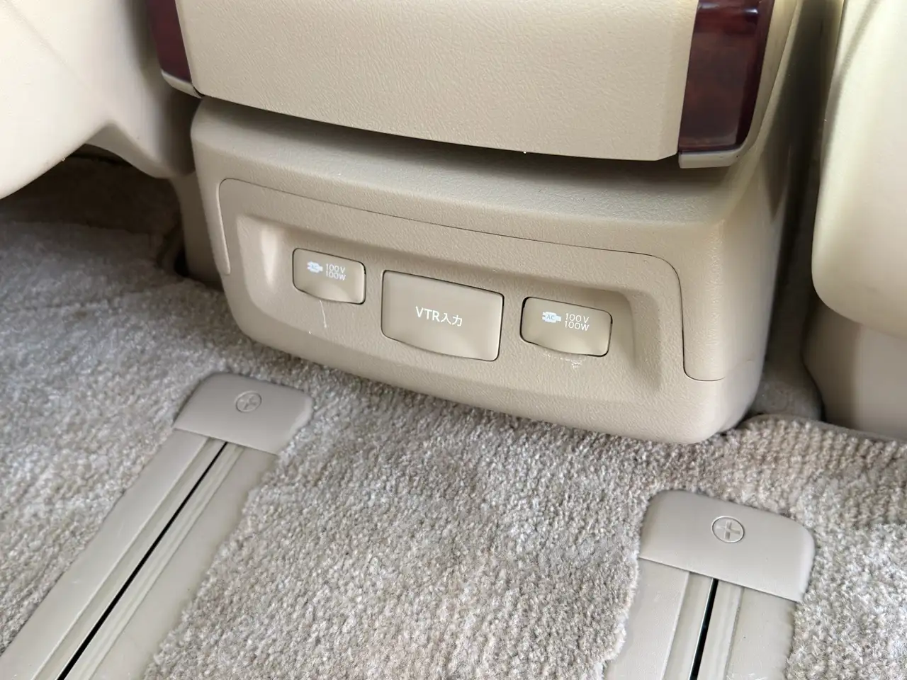 Toyota Alphard снимка Toyota Alphard