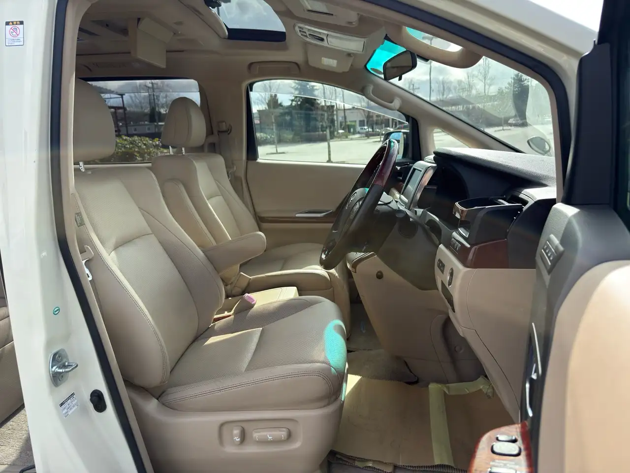 Toyota Alphard снимка Toyota Alphard