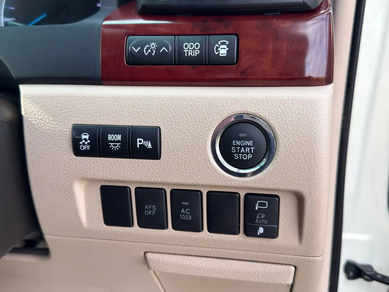 Toyota Alphard снимка Toyota Alphard