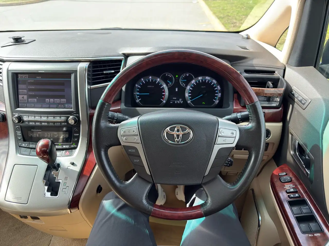 Toyota Alphard снимка Toyota Alphard