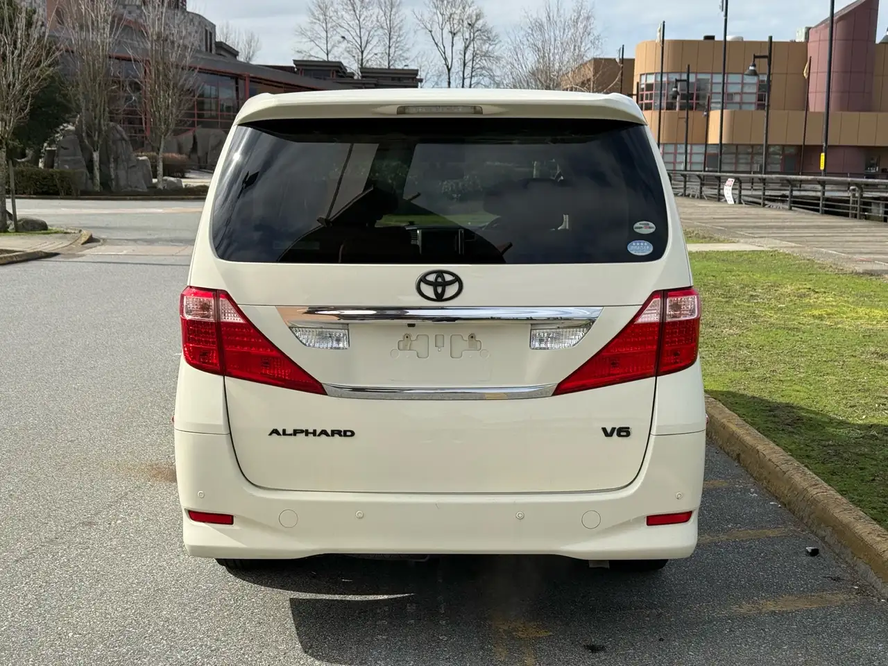 Toyota Alphard снимка Toyota Alphard