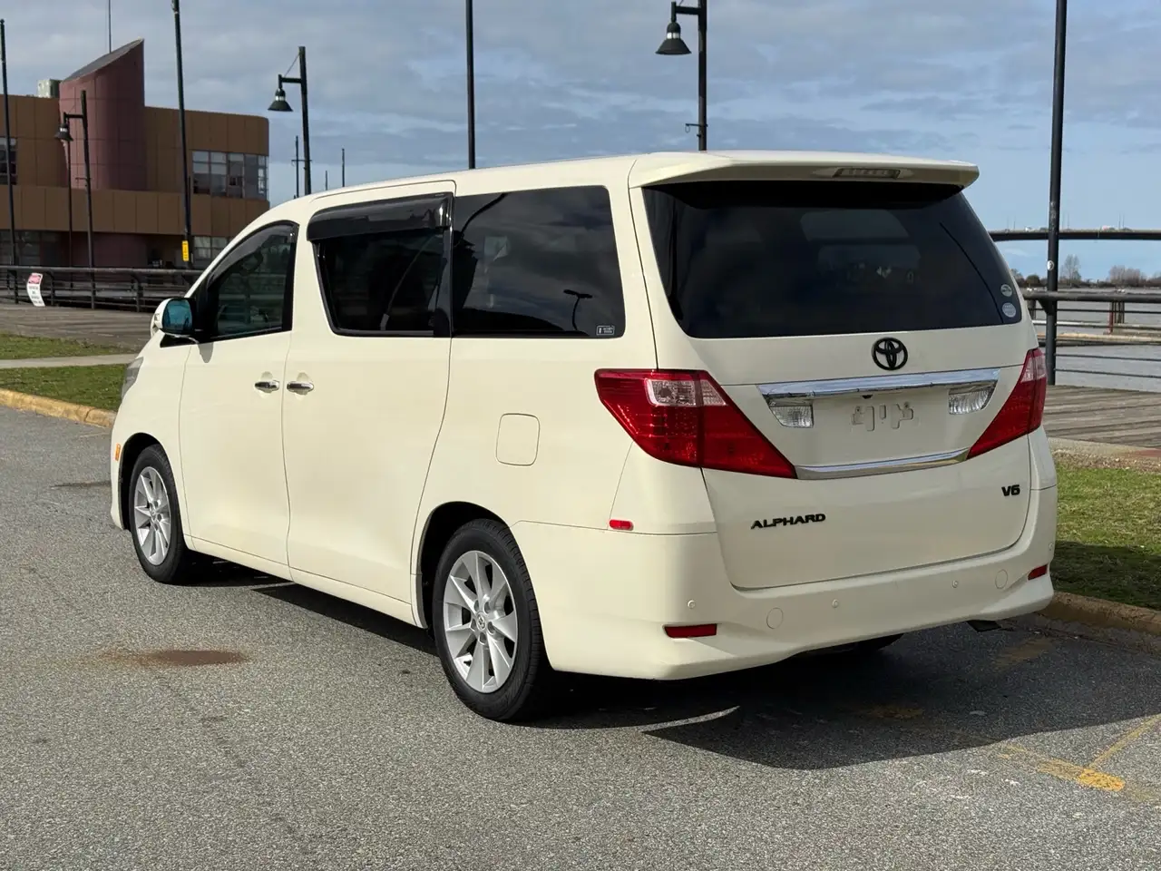 Toyota Alphard снимка Toyota Alphard