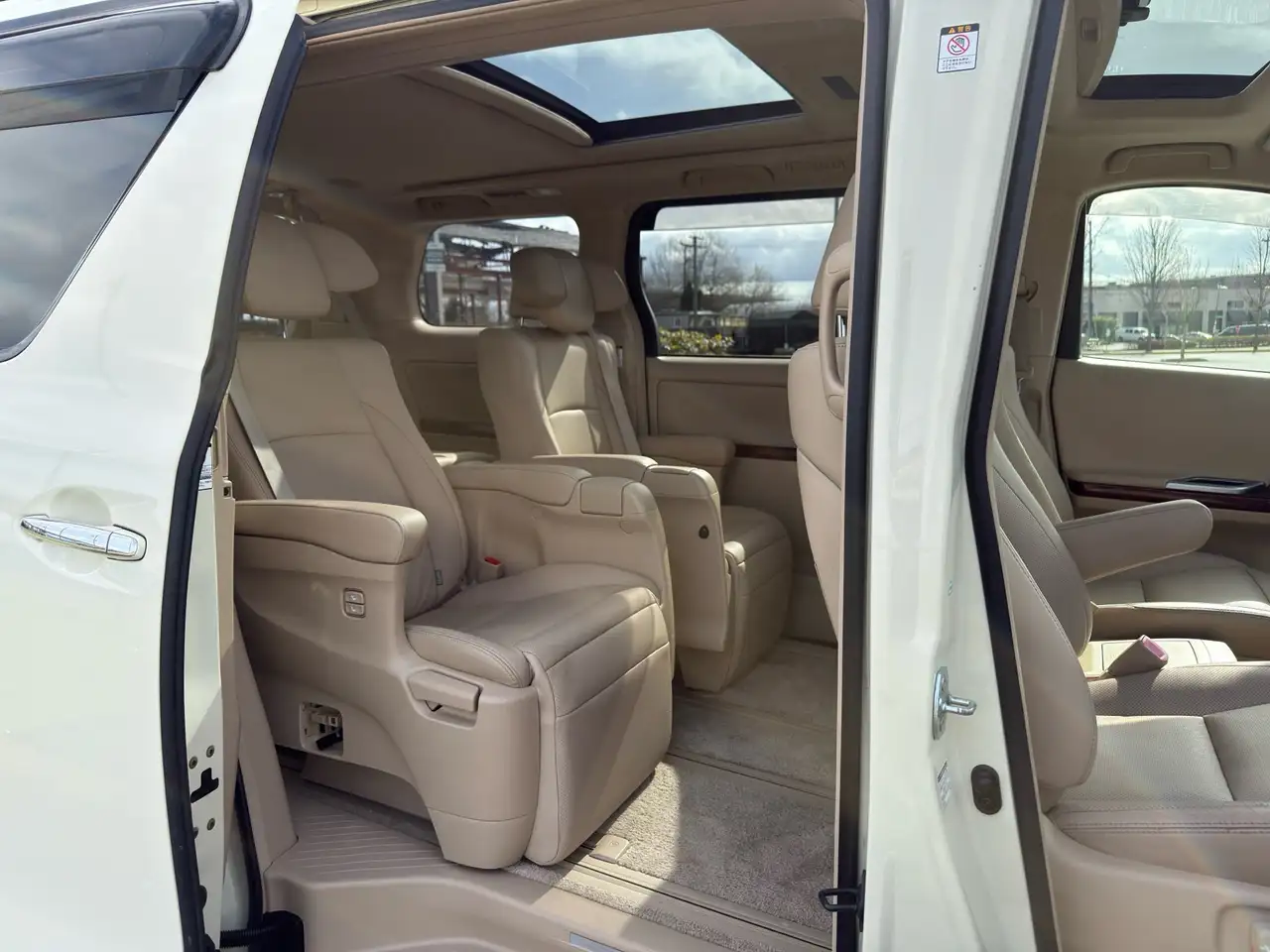Toyota Alphard снимка Toyota Alphard