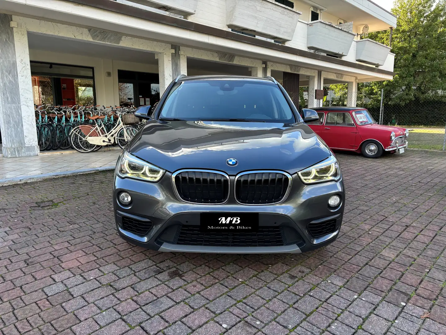 BMW X1 X1 F48 sdrive18d Business Auto FARI LED + NAVI Gris - 2