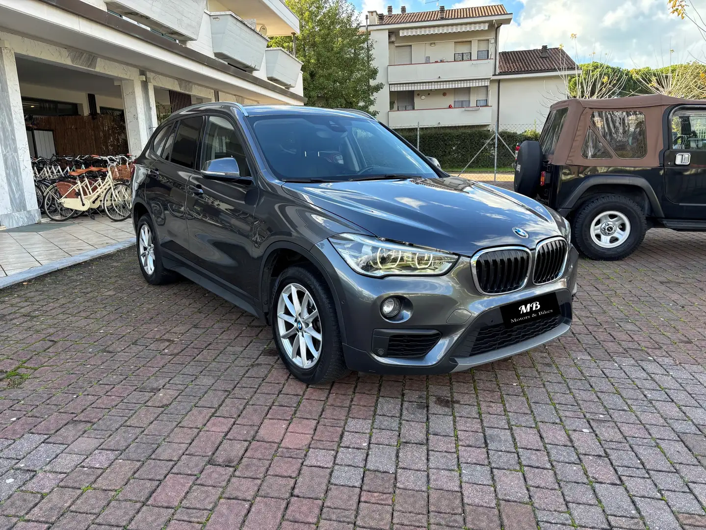 BMW X1 X1 F48 sdrive18d Business Auto FARI LED + NAVI Gris - 1