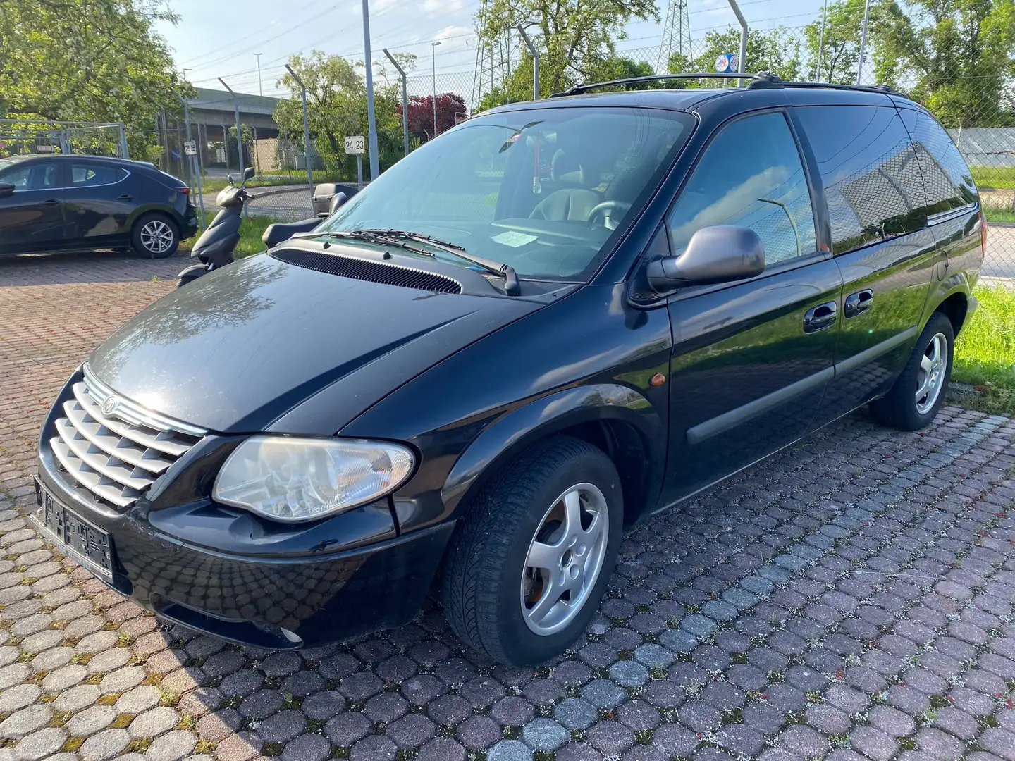 Chrysler Voyager Voyager III 2001 2.5 crd LX crna - 1