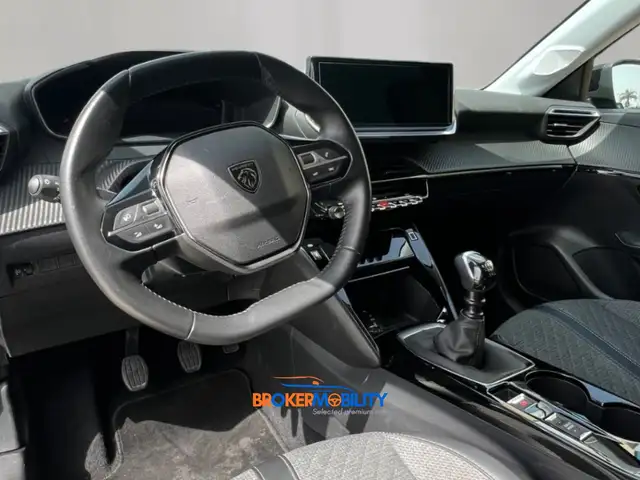 Peugeot 208 view 4