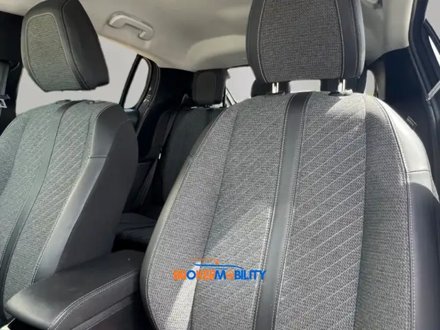 Peugeot 208 view 5
