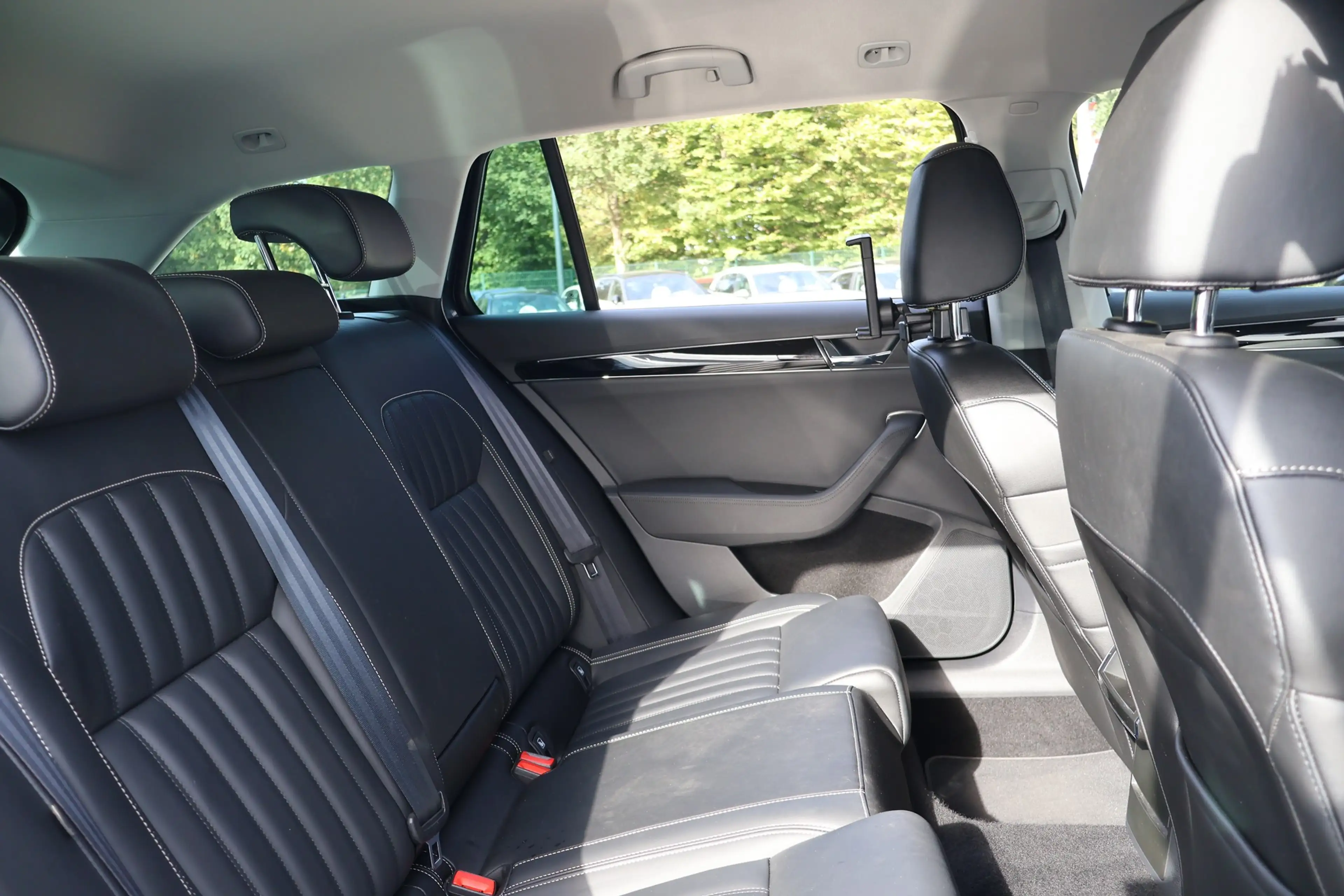 Skoda Superb Combi 2.0 TDI DSG L&K LED Navi Kamera PDC — photo 15