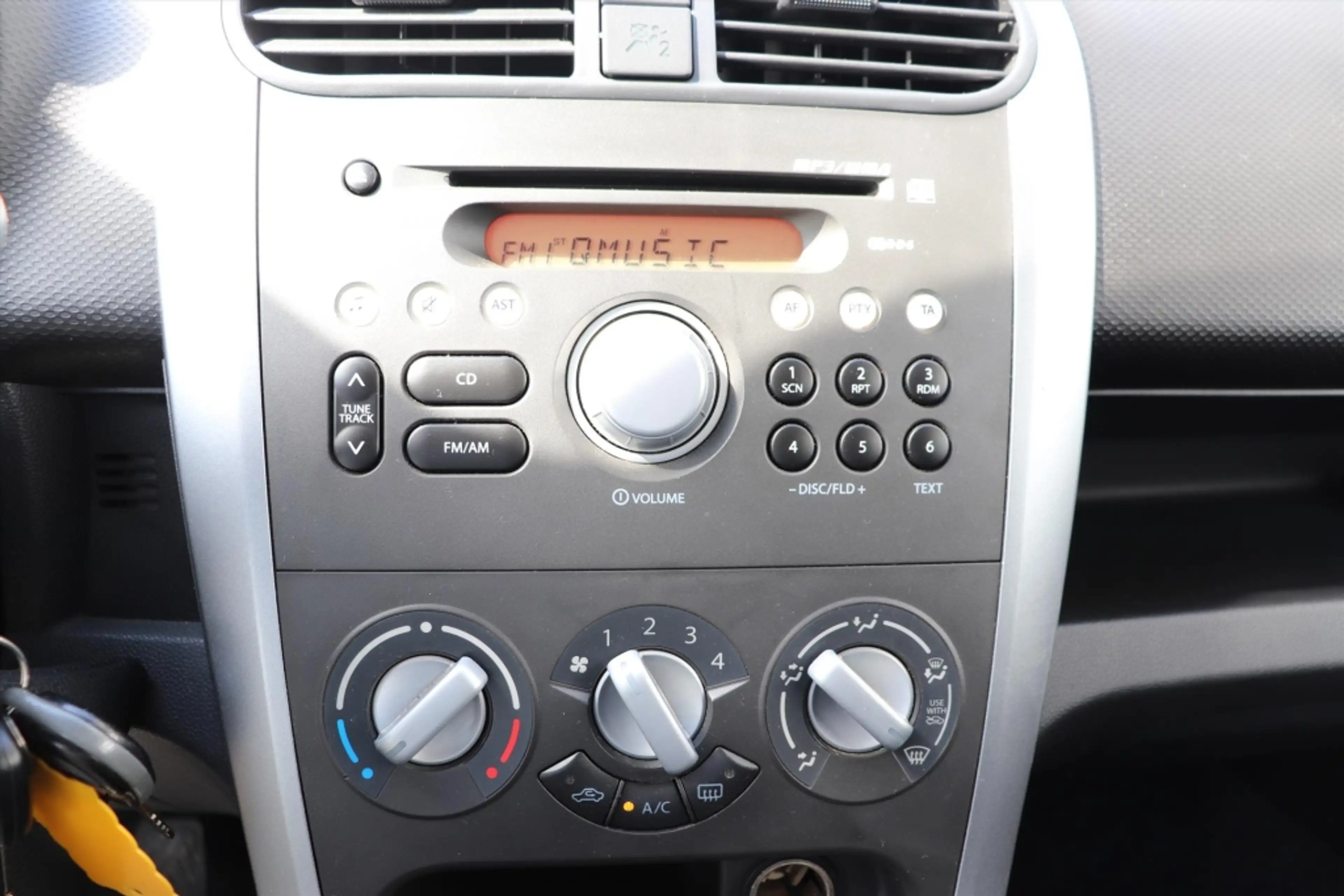 Suzuki Splash 1.2 63KW Exclusive — photo 12