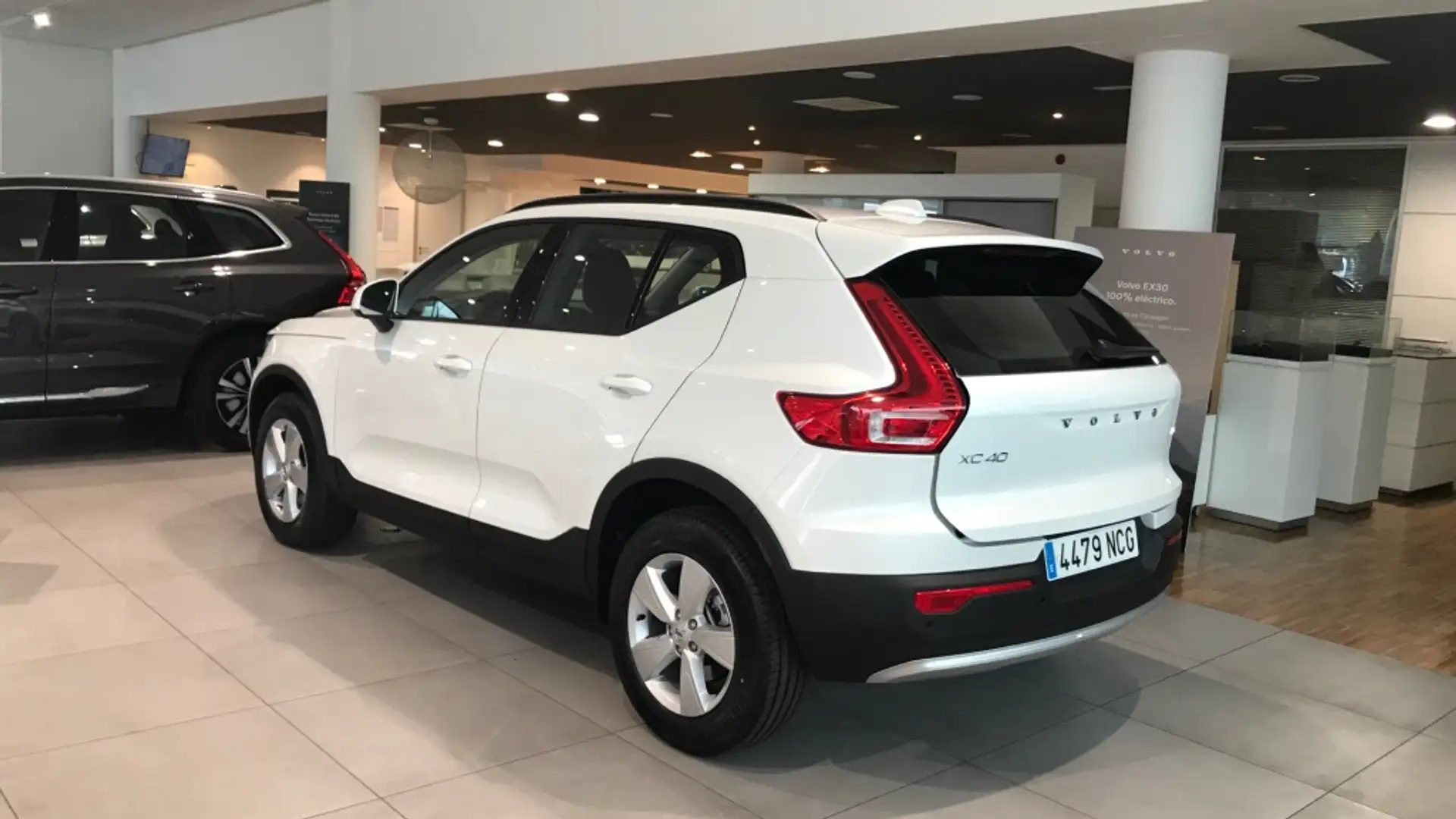 Volvo XC40 B3 Essential Aut. Blanco - 2