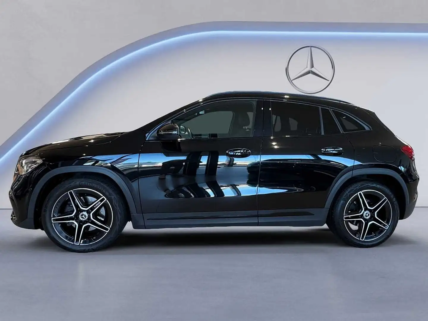Mercedes-Benz GLA 180 d AMG Line Zwart - 2